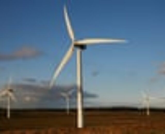 labour-lifts-tories’-‘absurd’-ban-on-onshore-windfarms